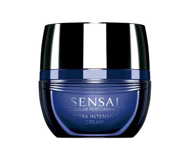 Crema Cellular Performance Extra Intensive de Sensai: 284,80 € en El Corte Inglés (antes 356 €).. Esta lujosa crema se funde en la piel revitalizándola para ayudarle a recuperar su aspecto apagado y cansado. Es un trataminto antiedad que ayuda a potenciar la producción de energía de las células de la piel gracias a una tecnología energizante y una alta concentración de colágeno y ácido hialurónico.