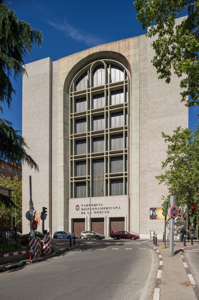 Basílica de Nuestra Señora de la Merced. La Basílica Hispanoamericana, en la calle de Edgar Neville, 23, se construyó entre 1949 y 1965