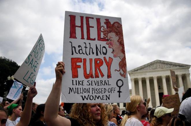 Una mujer protesta con un cartel en el que se puede leer 'el infierno no tiene furia como varios millones de mujeres cabreadas'