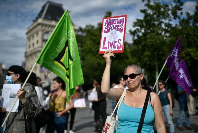 Una activista a favor del aborto que asegura en su cartel que 'el aborto salva vidas'