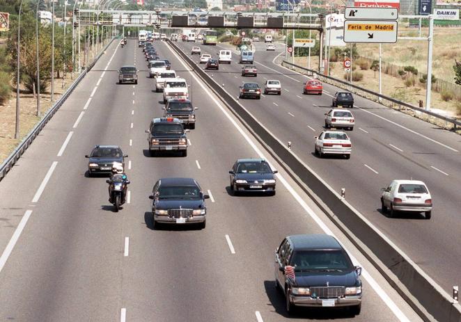 El presidente de EE.UU.. Fotografía de la llegada de la comitiva de EE.UU., con el presidente Bill Clinton, a Madrid.