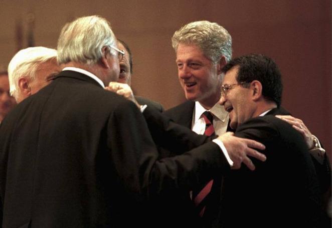 Política de pasillos. Bill Clinton, Helmut Kohl y Romano Prodi forman un corrillo durante la cumbre.