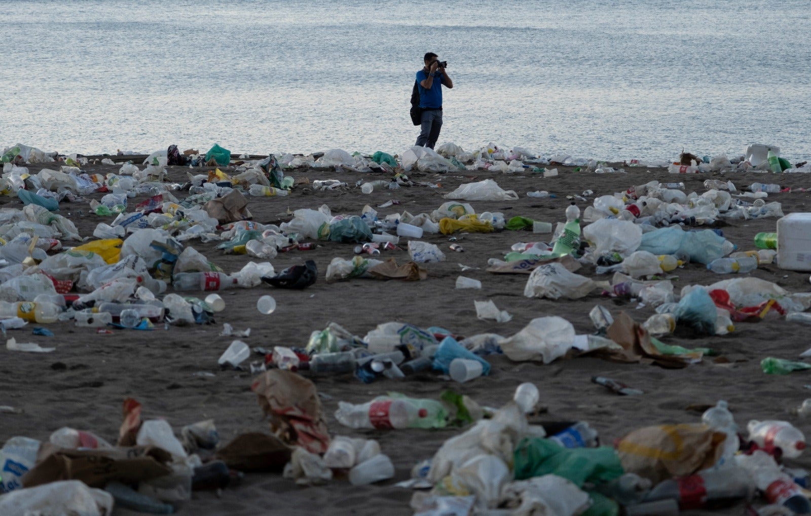 En imágenes, toneladas de basura se acumulan en las playas de Málaga tras la noche de San Juan