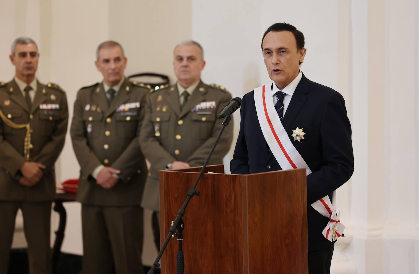 La imposición en Córdoba de la Gran Cruz del Mérito Militar al rector de la UCO, en imágenes