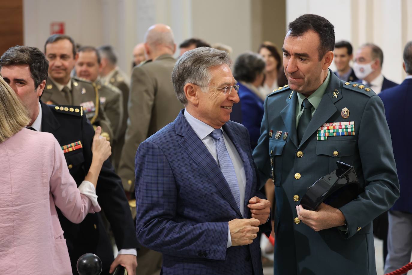 La imposición en Córdoba de la Gran Cruz del Mérito Militar al rector de la UCO, en imágenes