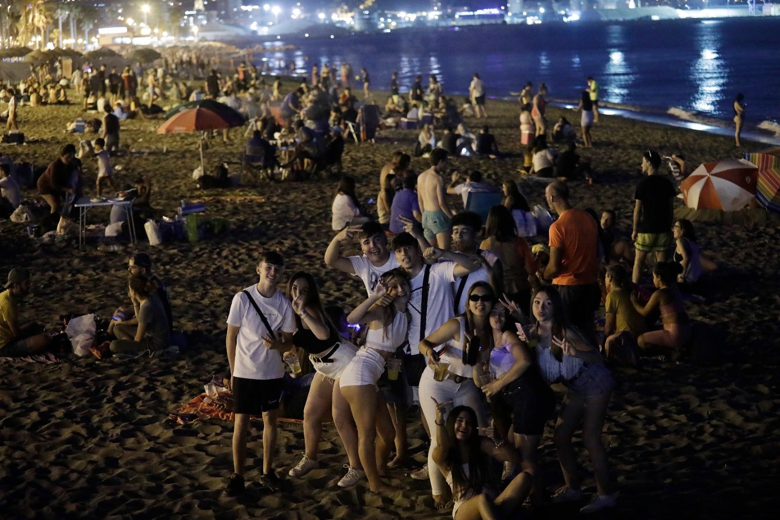 En imágenes, toneladas de basura se acumulan en las playas de Málaga tras la noche de San Juan