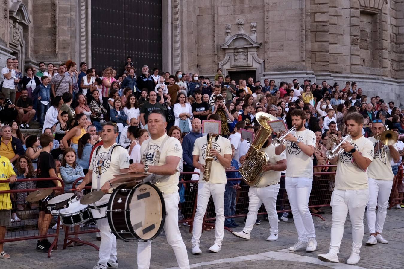 Fotos: Los Juanillos arden en Cádiz