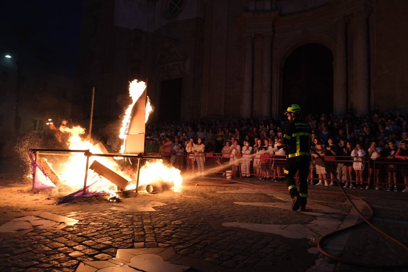 Fotos: Los Juanillos arden en Cádiz