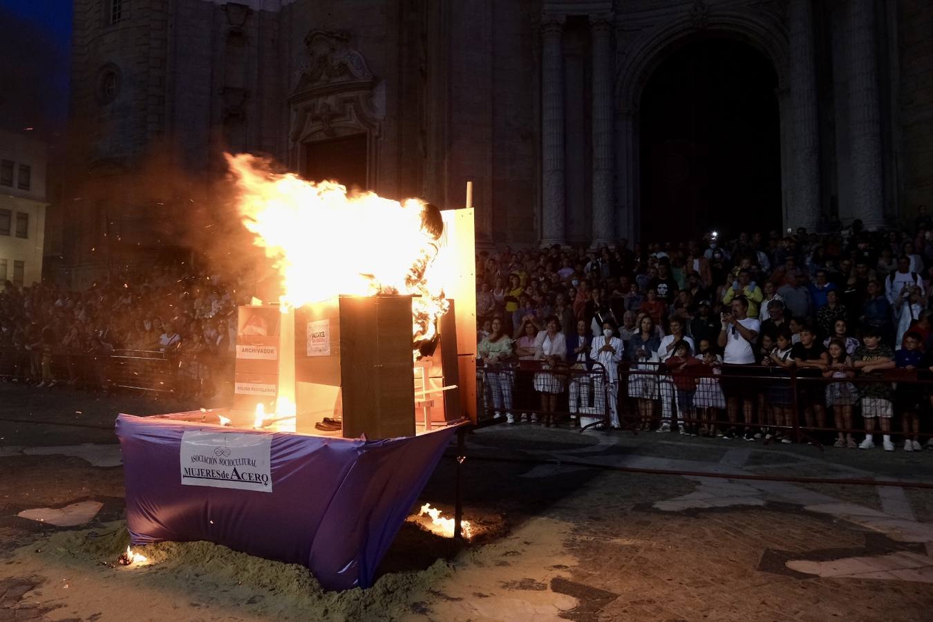 Fotos: Los Juanillos arden en Cádiz