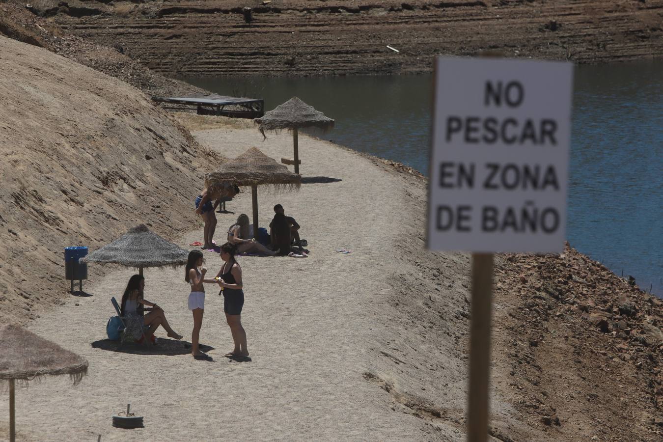 En imágenes, el primer baño veraniego en la playa del embalse de la Breña