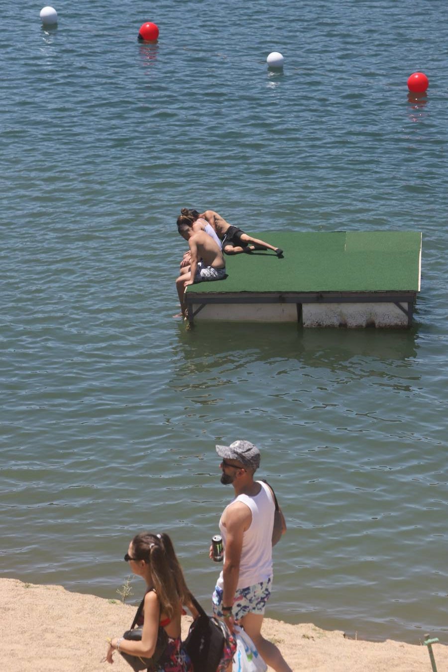 En imágenes, el primer baño veraniego en la playa del embalse de la Breña