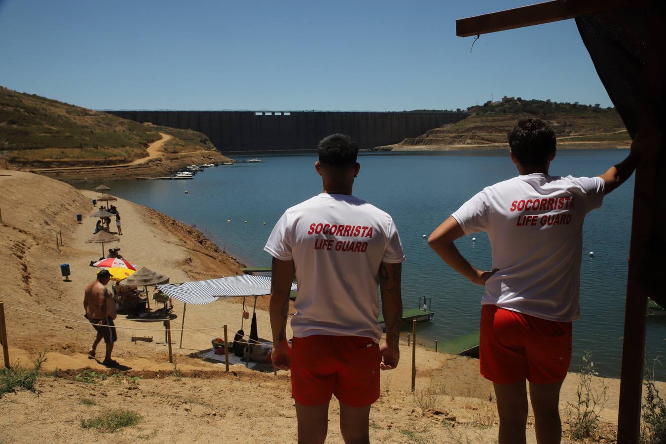 En imágenes, el primer baño veraniego en la playa del embalse de la Breña