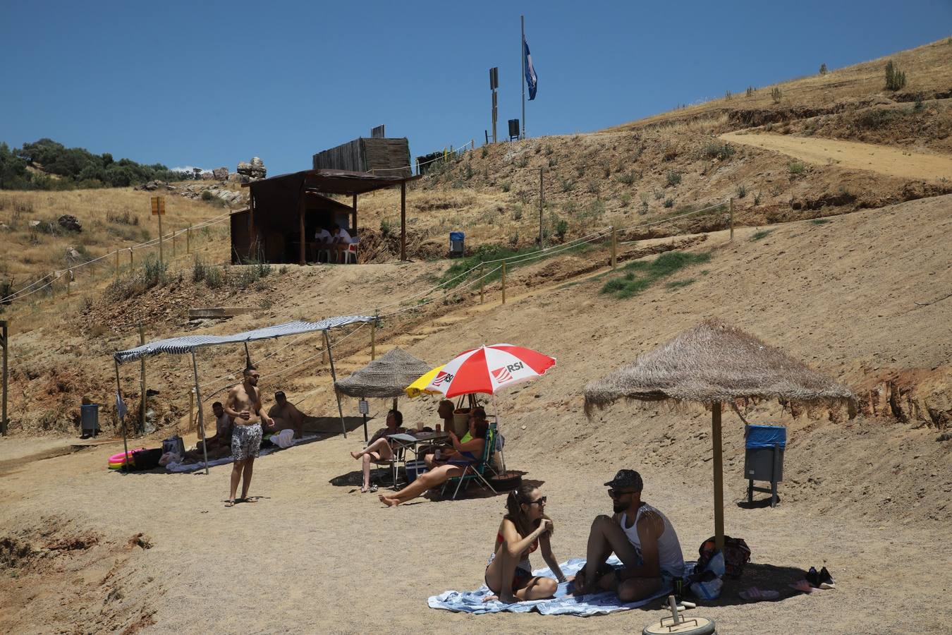 En imágenes, el primer baño veraniego en la playa del embalse de la Breña