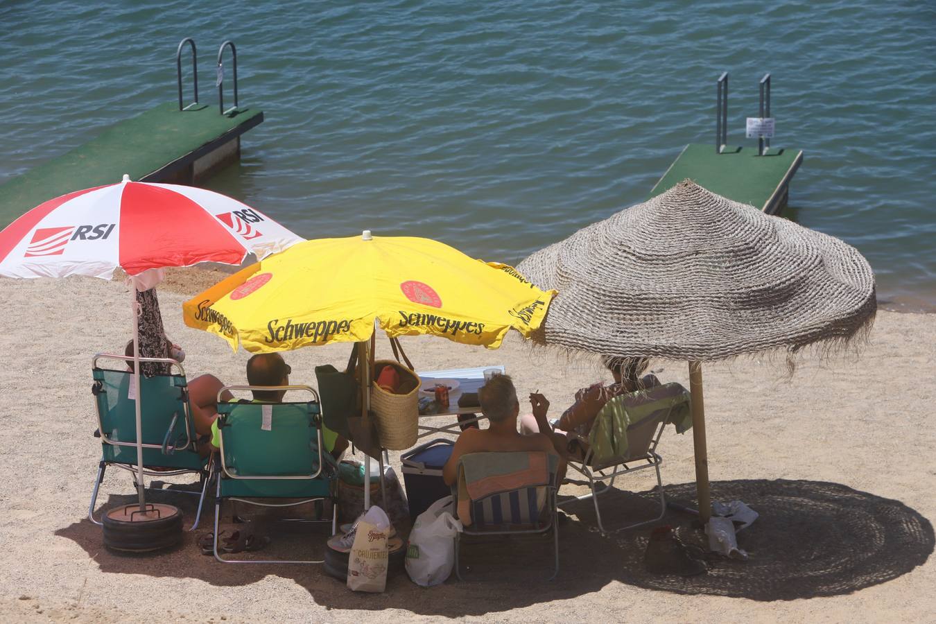 En imágenes, el primer baño veraniego en la playa del embalse de la Breña