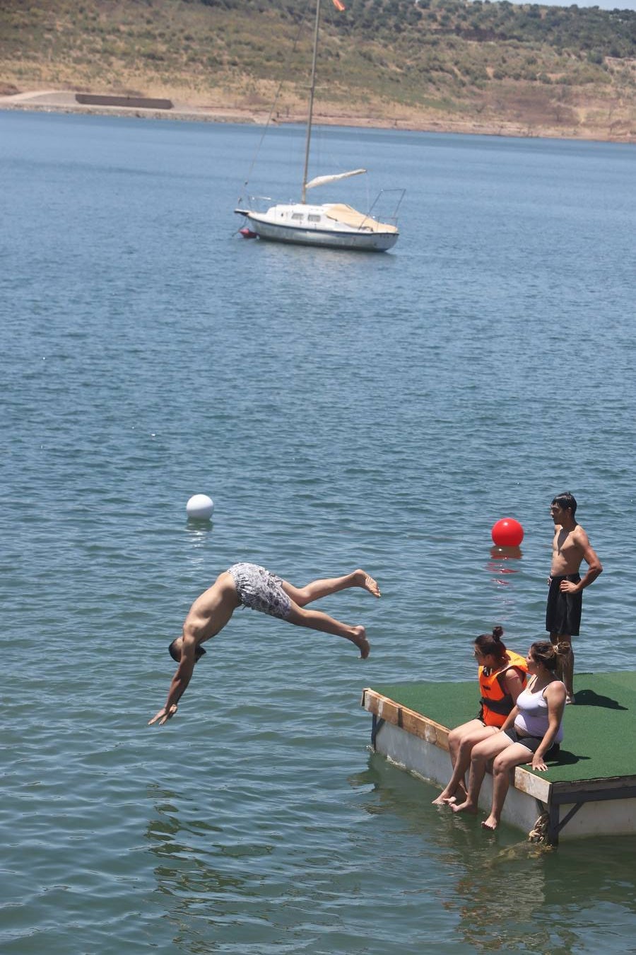 En imágenes, el primer baño veraniego en la playa del embalse de la Breña