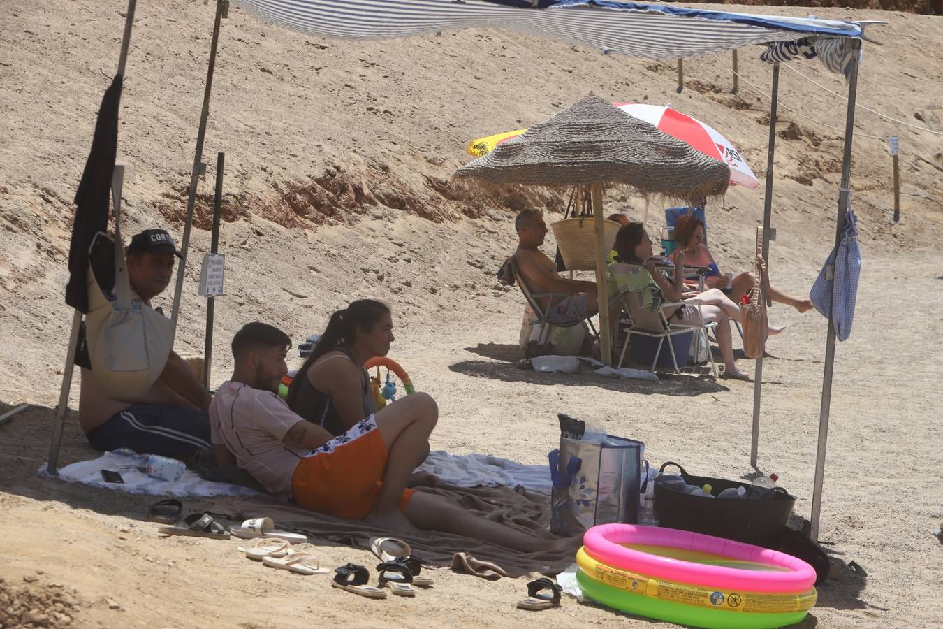 En imágenes, el primer baño veraniego en la playa del embalse de la Breña