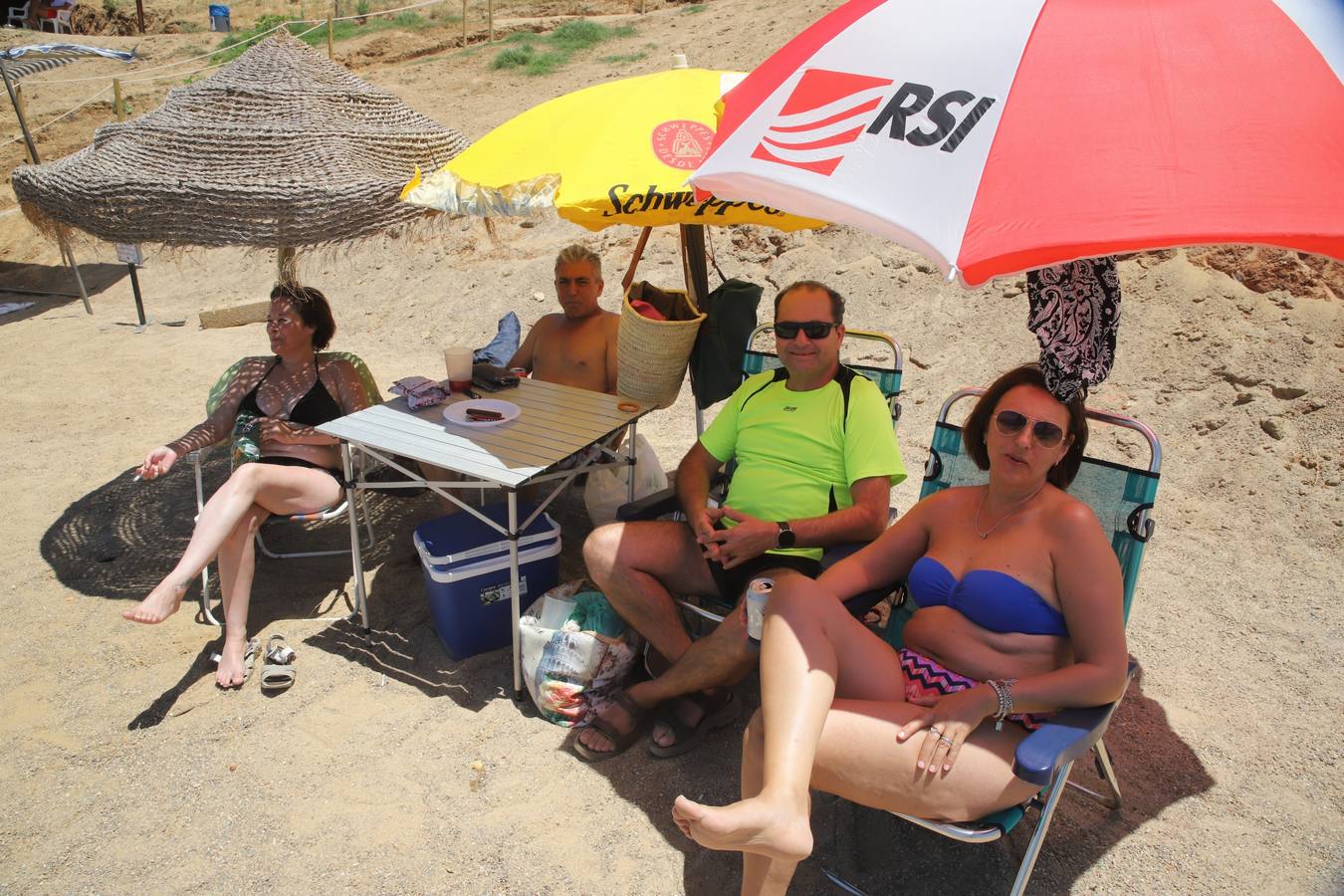 En imágenes, el primer baño veraniego en la playa del embalse de la Breña