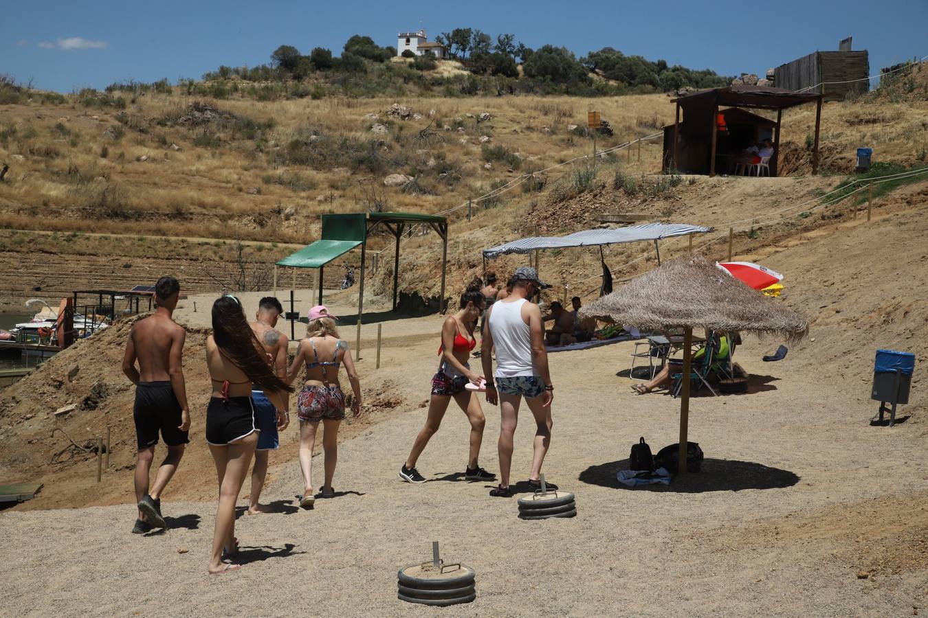 En imágenes, el primer baño veraniego en la playa del embalse de la Breña