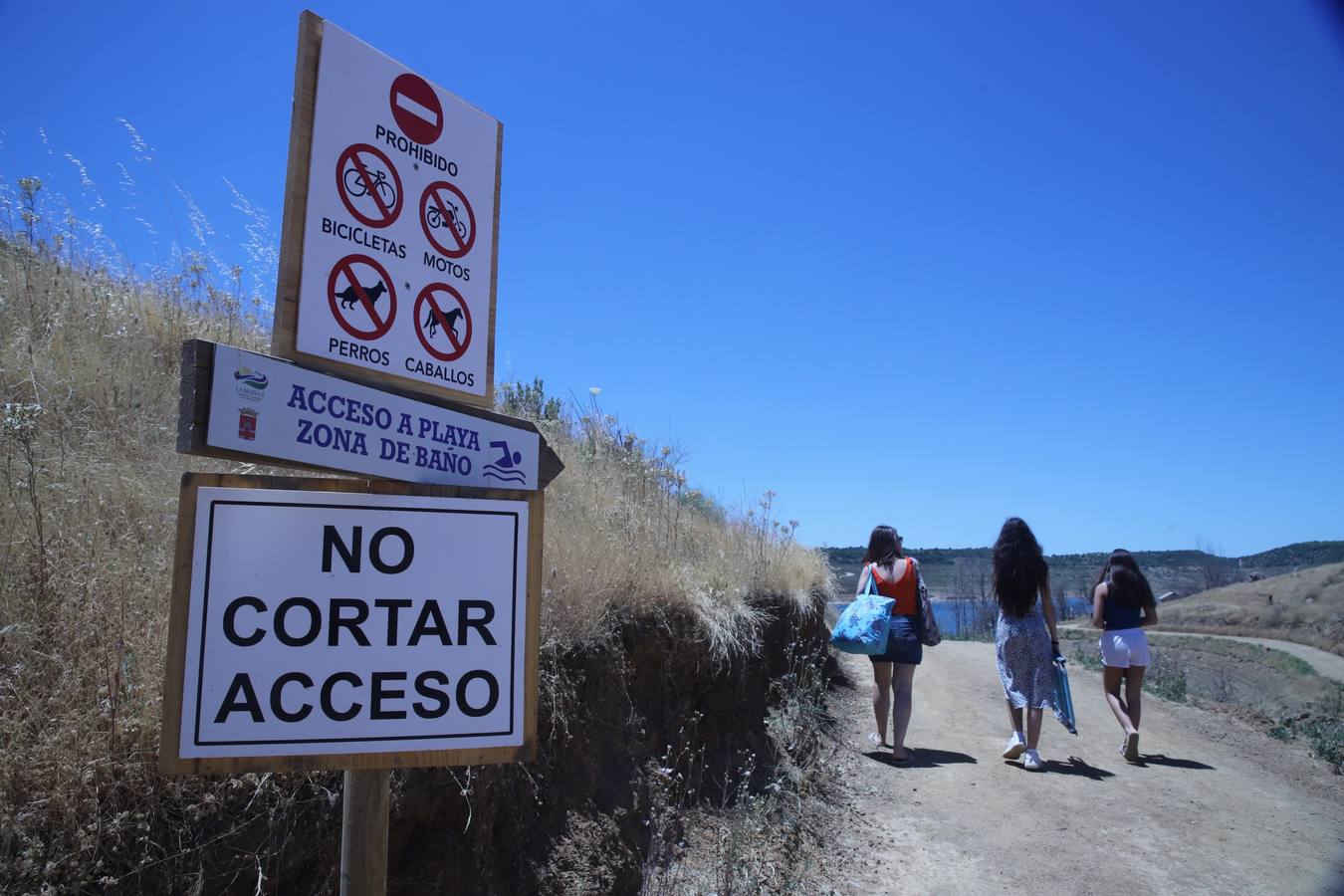 En imágenes, el primer baño veraniego en la playa del embalse de la Breña