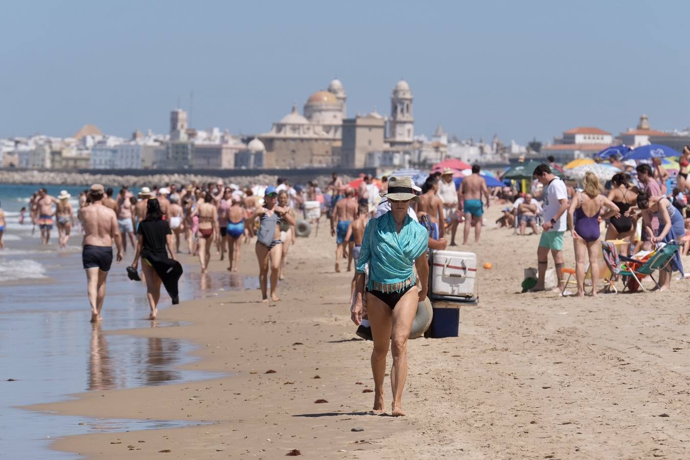 Fotos: El buen tiempo y la brisa de poniente animan el primer fin de semana de verano en Cádiz