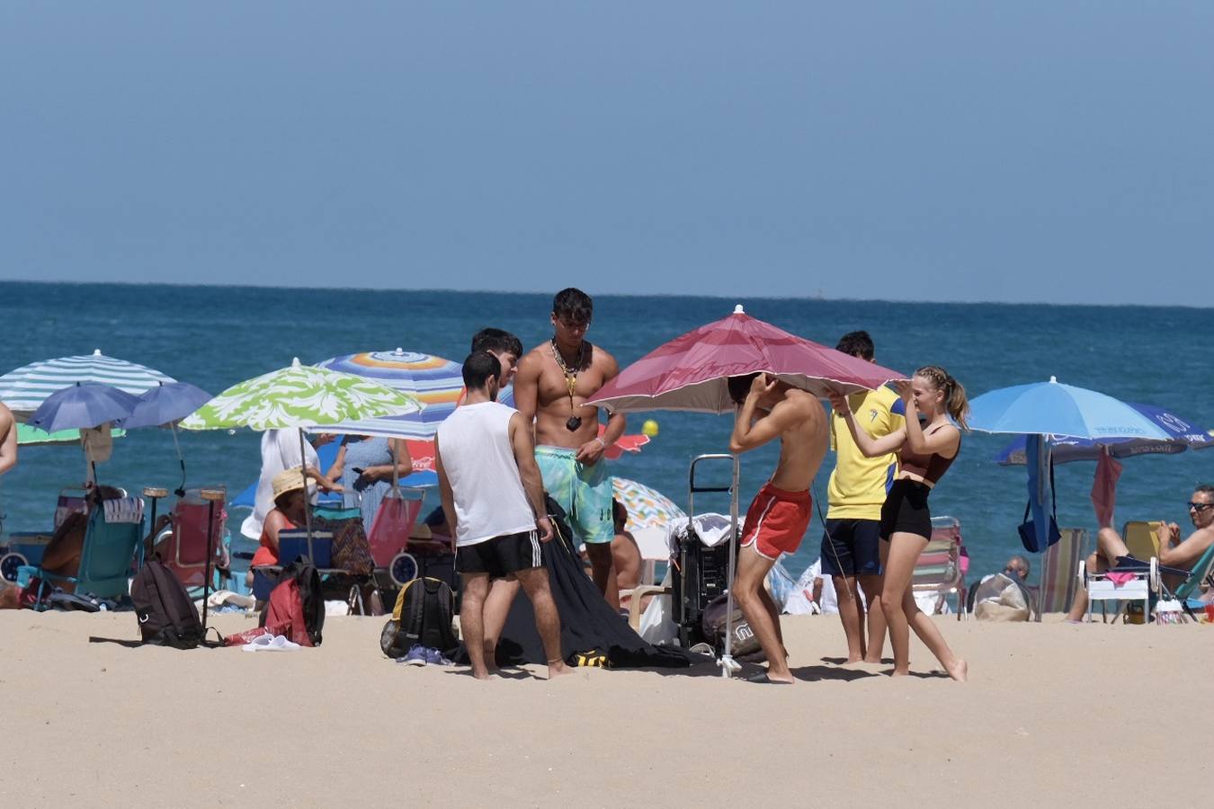 Fotos: El buen tiempo y la brisa de poniente animan el primer fin de semana de verano en Cádiz