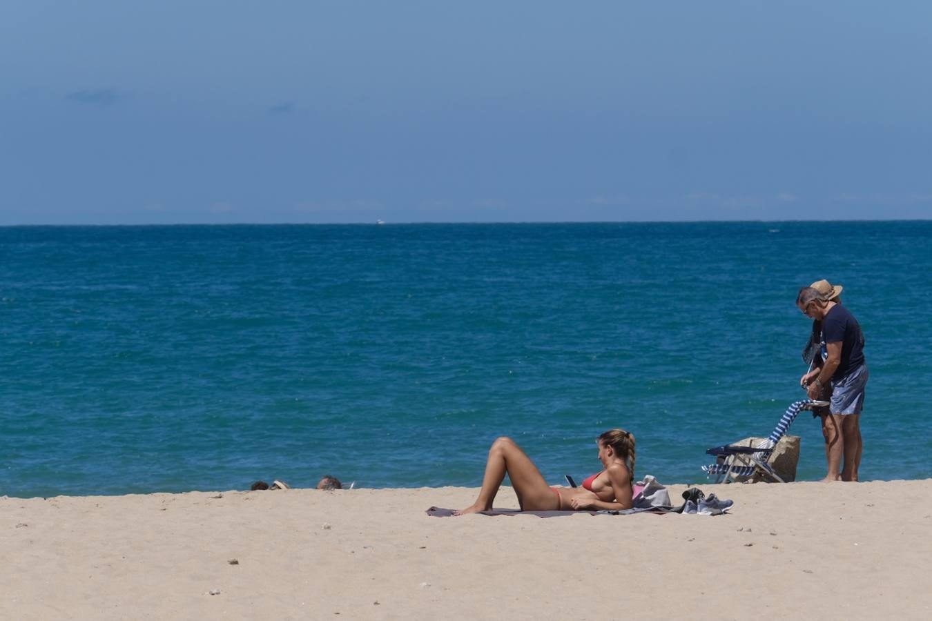 Fotos: El buen tiempo y la brisa de poniente animan el primer fin de semana de verano en Cádiz