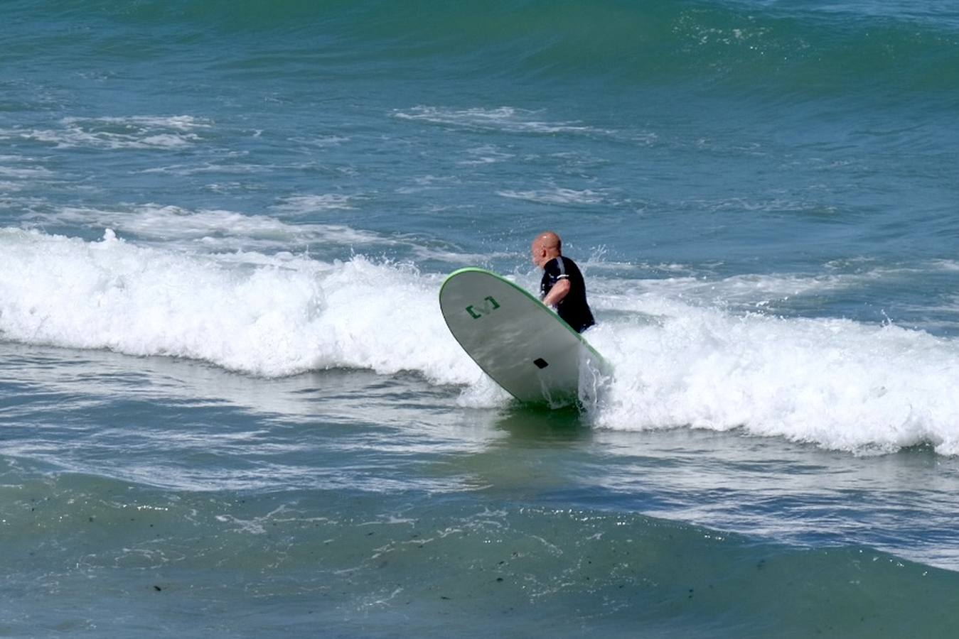 Fotos: El buen tiempo y la brisa de poniente animan el primer fin de semana de verano en Cádiz