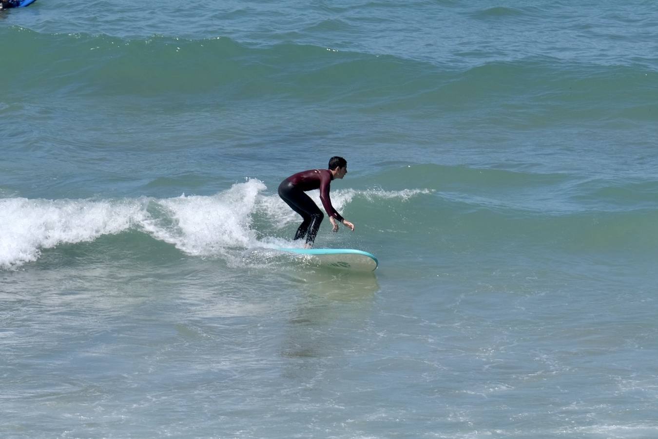 Fotos: El buen tiempo y la brisa de poniente animan el primer fin de semana de verano en Cádiz