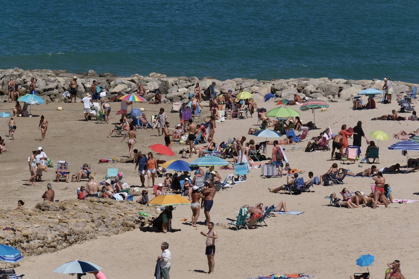 Fotos: El buen tiempo y la brisa de poniente animan el primer fin de semana de verano en Cádiz