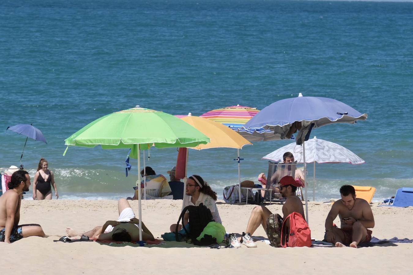 Fotos: El buen tiempo y la brisa de poniente animan el primer fin de semana de verano en Cádiz