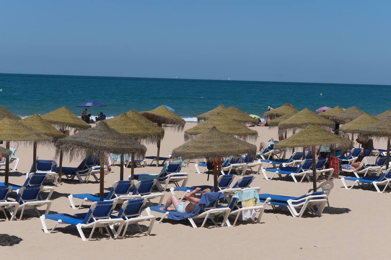 Fotos: El buen tiempo y la brisa de poniente animan el primer fin de semana de verano en Cádiz