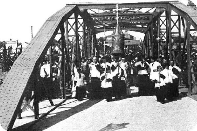 Inauguración del puente de hierro de Talavera de la Reina. Las obras las había dirigido el ingeniero Luis Barber. Fotografía de La ilustración española y americana (30-11-1908). 