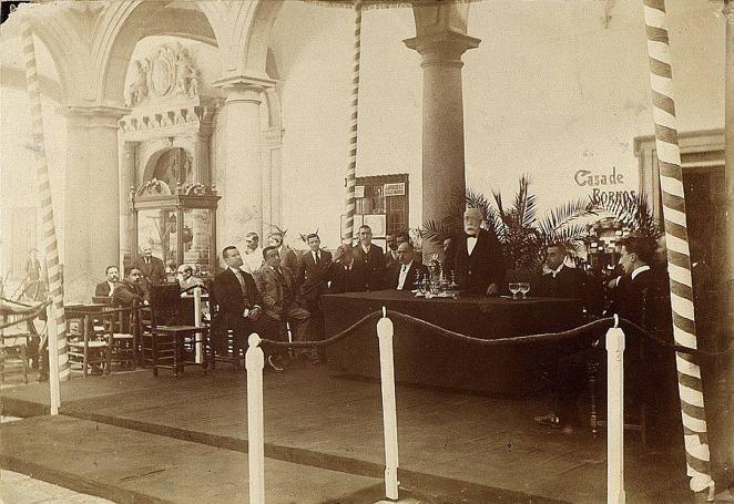 Inauguración de la Exposición Agrícola de Toledo en el patio de Tavera (15-08-1909) presidida por el gobernador civil, Gonzalo Segovia y Ardizone, sucesor en el cargo de Conrado Contesti. Fotografía de Constantino Garcés. Archivo Municipal de Toledo. 