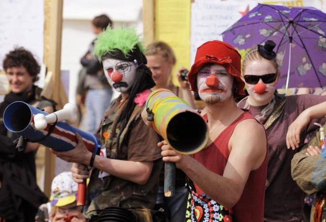 3 de abril de 2009. Manifestantes disfrazados de payasos posan con armas simuladas en su campamento en la ciudad de Estrasburgo, en el este de Francia. La policía francesa aseguró que llegó a realizar 300 arrestos en enfrentamientos con manifestantes en la ciudad antes de una cumbre de la OTAN de dos días a la que asistieron 28 líderes.. 