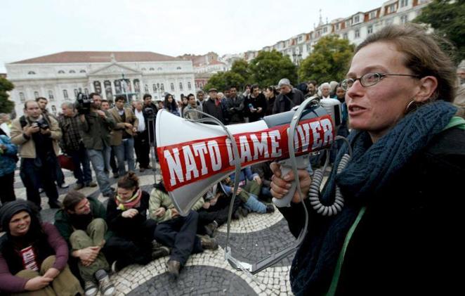 18 de noviembre de 2010. Unos activistas protagonizaron en Lisboa una sentada como acto pacífico de desobediencia civil en contra la cumbre de la OTAN en la capital lusa.. 