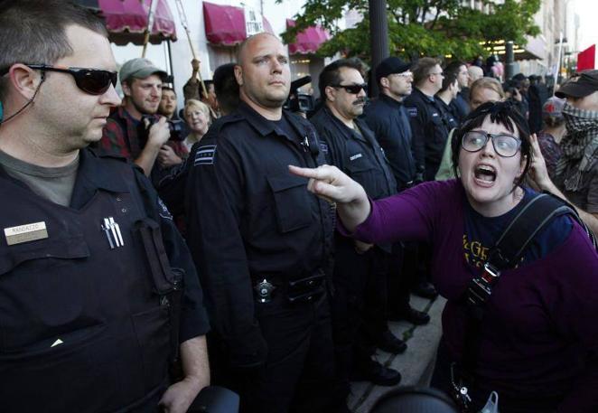 21 de mayo de 2012. Una mujer grita a los agentes de policía durante una marcha de protesta contra la OTAN en Chicago.. 