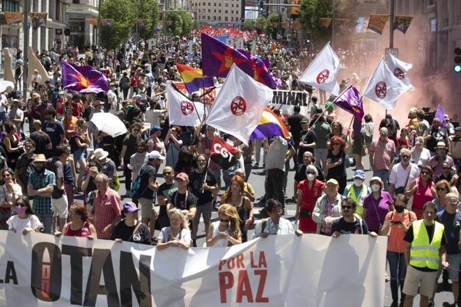 26 de junio de 2022. Entre los manifestantes de Madrid ha habido líderes políticos de formaciones como Unidas Podemos; aun así, no han participado ministros ni miembros de la cúpula, sino caras menos reconocibles como el secretario de Estado Enrique Santiago o la eurodiputada Sira Rego.. 