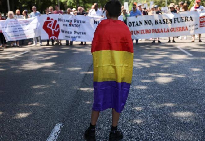 26 de junio de 2022. Un manifestante ataviado con la bandera de la Segunda República española, durante la manifestación contra la OTAN.. 