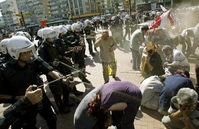 28 de junio de 2004. Los policías turcos utilizaron aerosoles antidisturbios contra los activistas anti-OTAN durante una manifestación en Estambul. Los líderes de la Alianza se reunieron entonces para una cumbre en la que las conversaciones estuvieron dominadas por la cuestión de Irak.. 