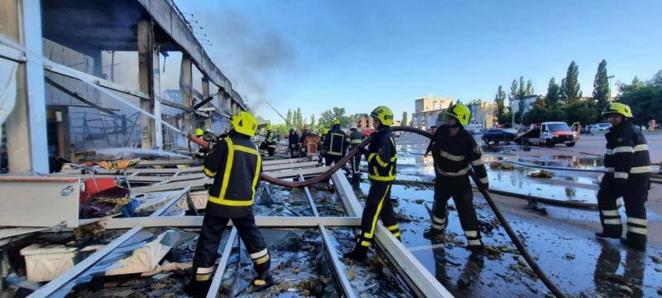 En imágenes: un misil ruso alcanza un centro comercial concurrido en Kremenchuk, Ucrania