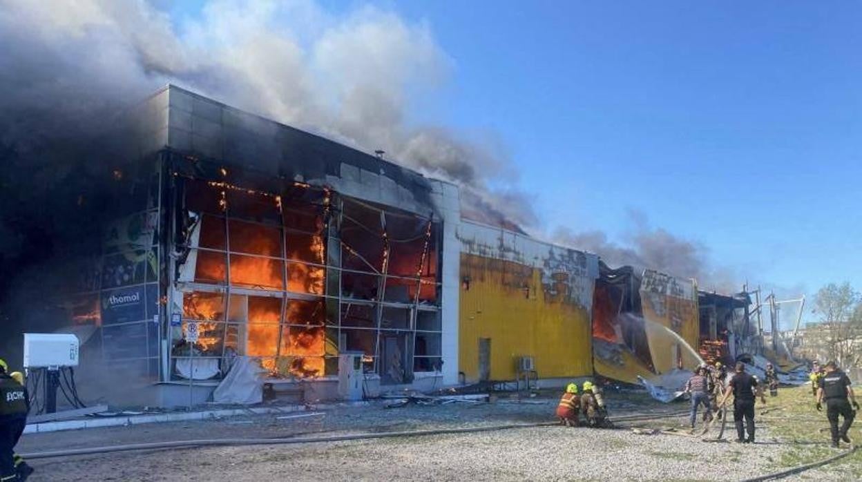 En imágenes: un misil ruso alcanza un centro comercial concurrido en Kremenchuk, Ucrania