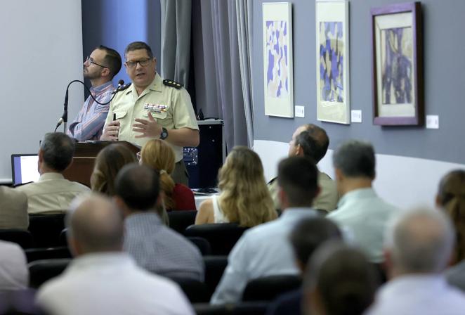 La conferencia en Córdoba sobre las misiones españolas con la OTAN, en imágenes