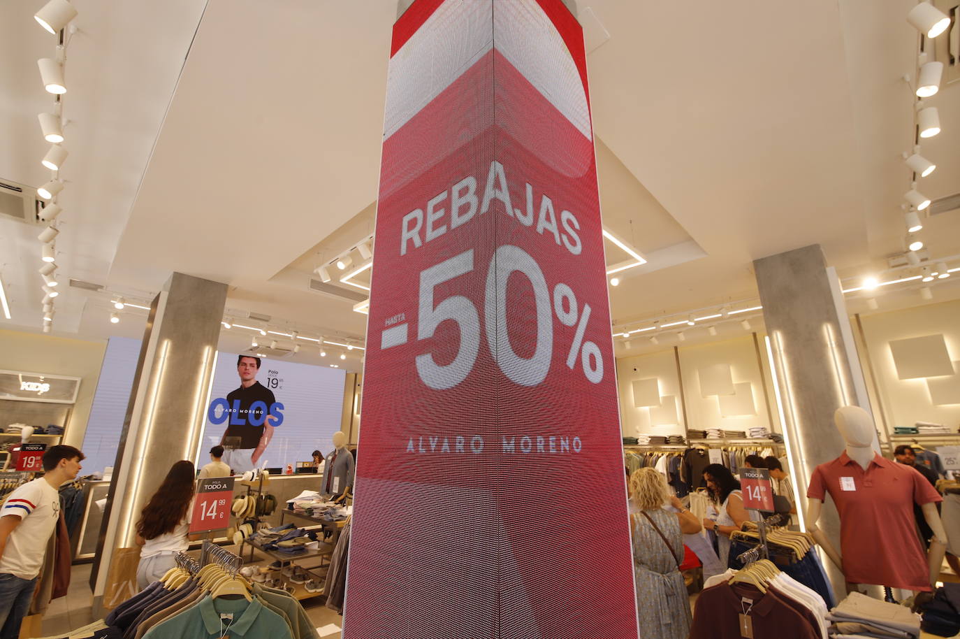 El arranque de las rebajas de verano en Córdoba, en imágenes