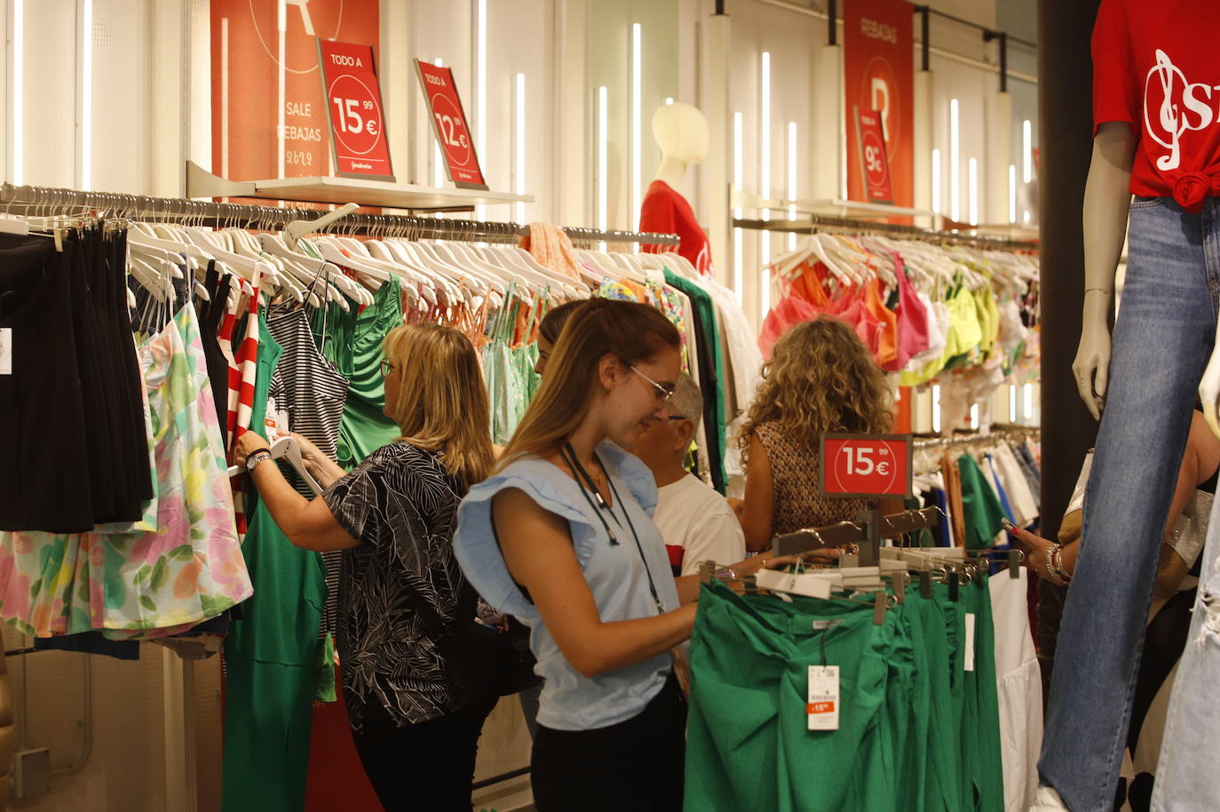 El arranque de las rebajas de verano en Córdoba, en imágenes