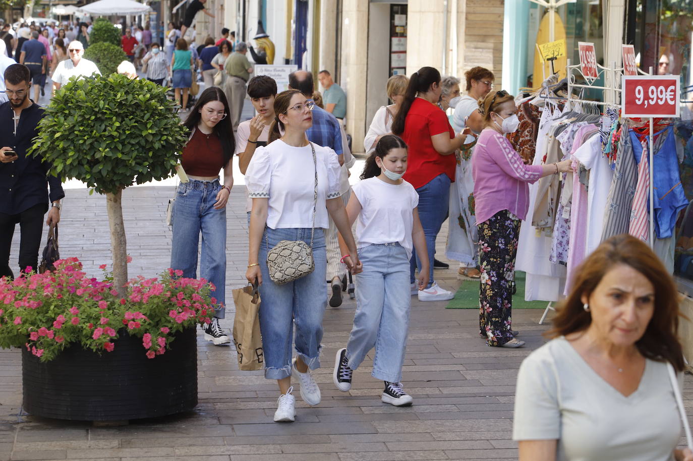 El arranque de las rebajas de verano en Córdoba, en imágenes