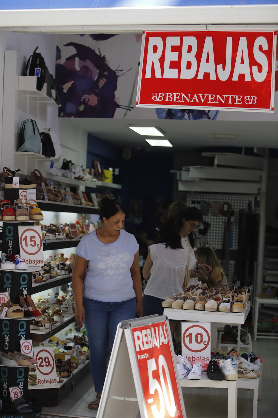 El arranque de las rebajas de verano en Córdoba, en imágenes