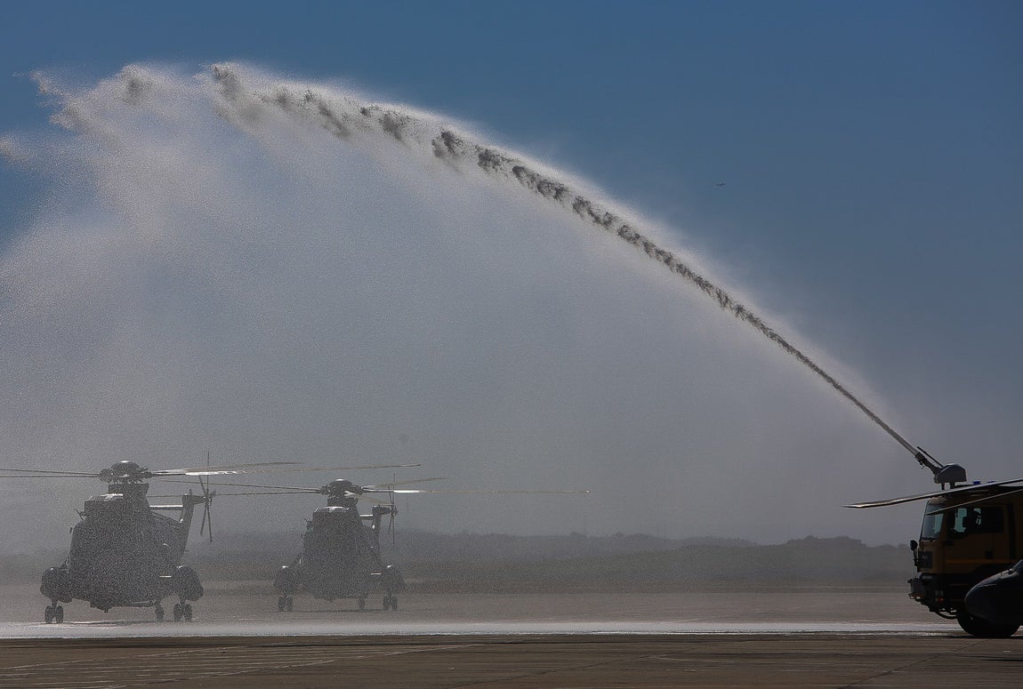 En imágenes: Así ha sido la despedida de los dos últimos helicópteros &#039;Morsa&#039; de la Armada
