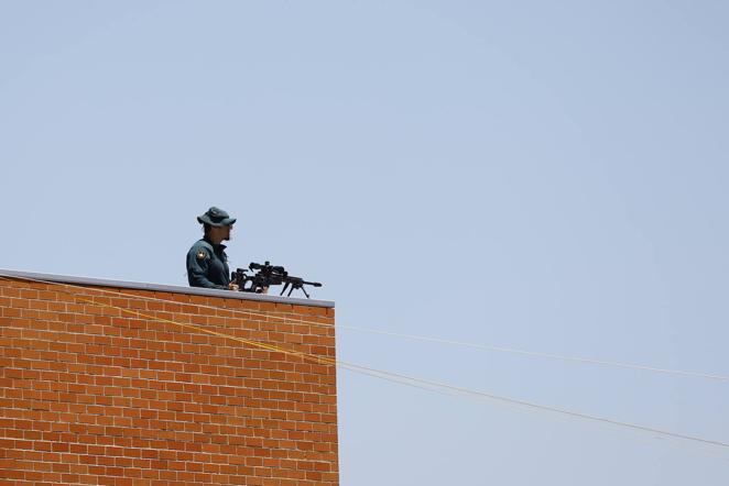 Un francotirador vigila en uno de los tejados de cara a la llegada de los líderes mundiales que participarán en la cumbre de la OTAN este martes en la Base Aérea de Torrejón de Ardoz, Madrid. 