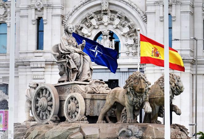 Detalle de la plaza de Cibeles, en Madrid, con las banderas de España y de la OTAN.. 