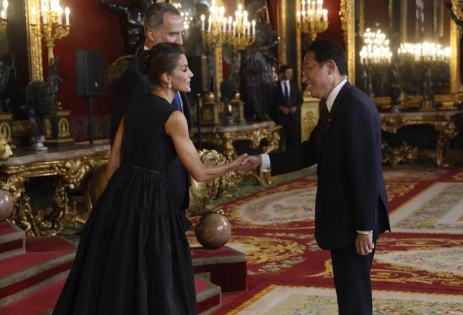 El primer ministro de Japón, Fumio Kishida, estrecha la mano de doña Letizia. 